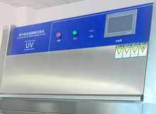 Komora testowa UV symuluje naturalny test deszczu